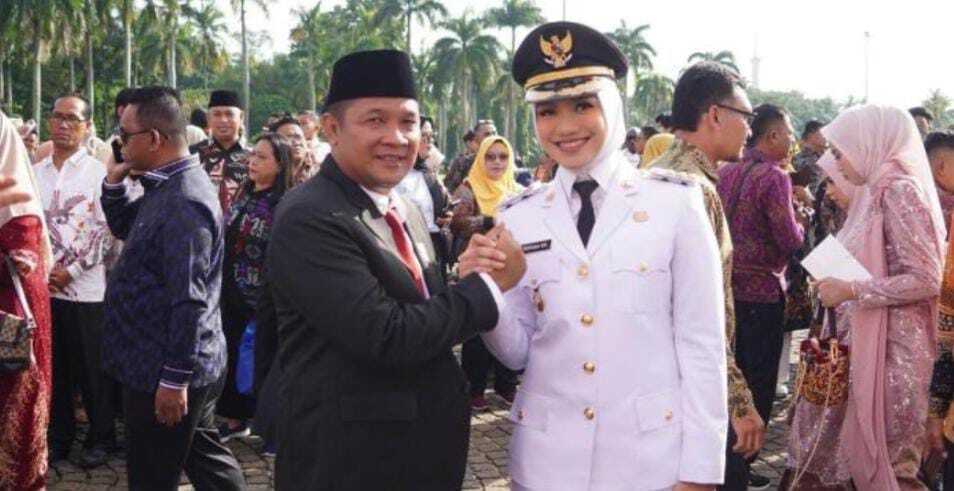 Ketua DPRD Jemi Hendra mewakili DPRD Dharmasraya mengucapkan selamat kepada Annisa Suci Ramadhani yang terpilih sebagai Bupati Dharmasraya dan Leli Arni sebagai Wakil Bupati Dharmasraya. (Dokumentasi pribadi)