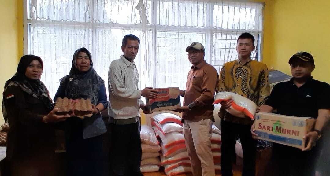 penanganan banjir solok Tim Reaksi Cepat (TRC) BPBD Kabupaten Solok Sumatera Barat saat melakukan evakuasi terhadap korban banjir. (Foto DiskominfokabSolok)