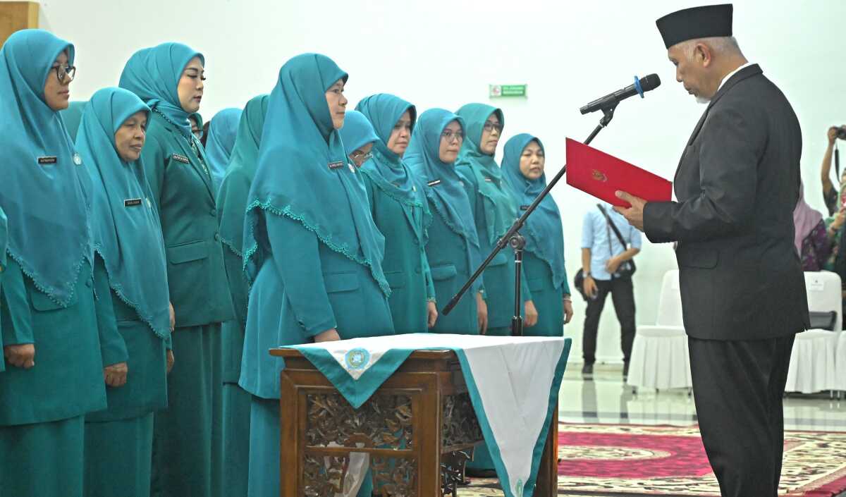 Gubernur Mahyeldi mengukuhkan TP PKK Kab/Kota se Sumbar, Kamis ( 6/3/2025). (Foto Adpim Sumbar).