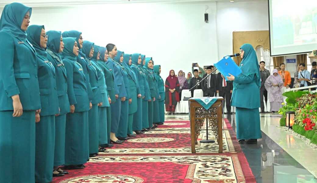 pkk sumbar Ketua TP PKK Sumbar, Harneli Mahyeldi saat pengukuhan ketua TP PKK Kab/Kota se Sumbar, Kamis (6/3/2025).( Foto Adpim Sumbar).