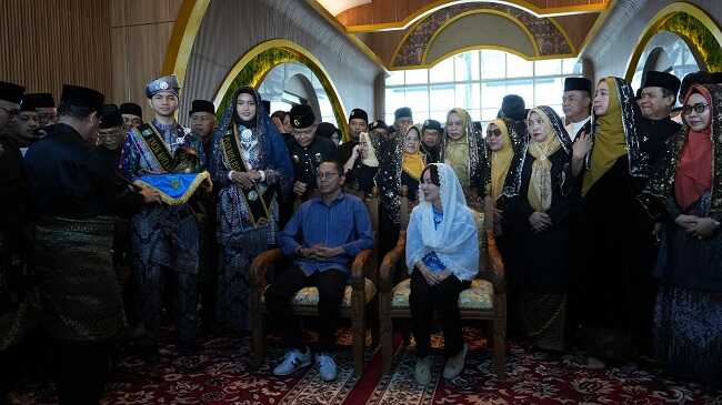 Amsakar bersama Wakil Wali Kota sekaligus Wakil Kepala BP Batam, Li Claudia Chandra disambut serangkaian Upacara Adat oleh Lembaga Adat Melayu (LAM) Kota Batam di Gedung VVIP Bandara Hang Nadim. (foto: humasbpbatam)