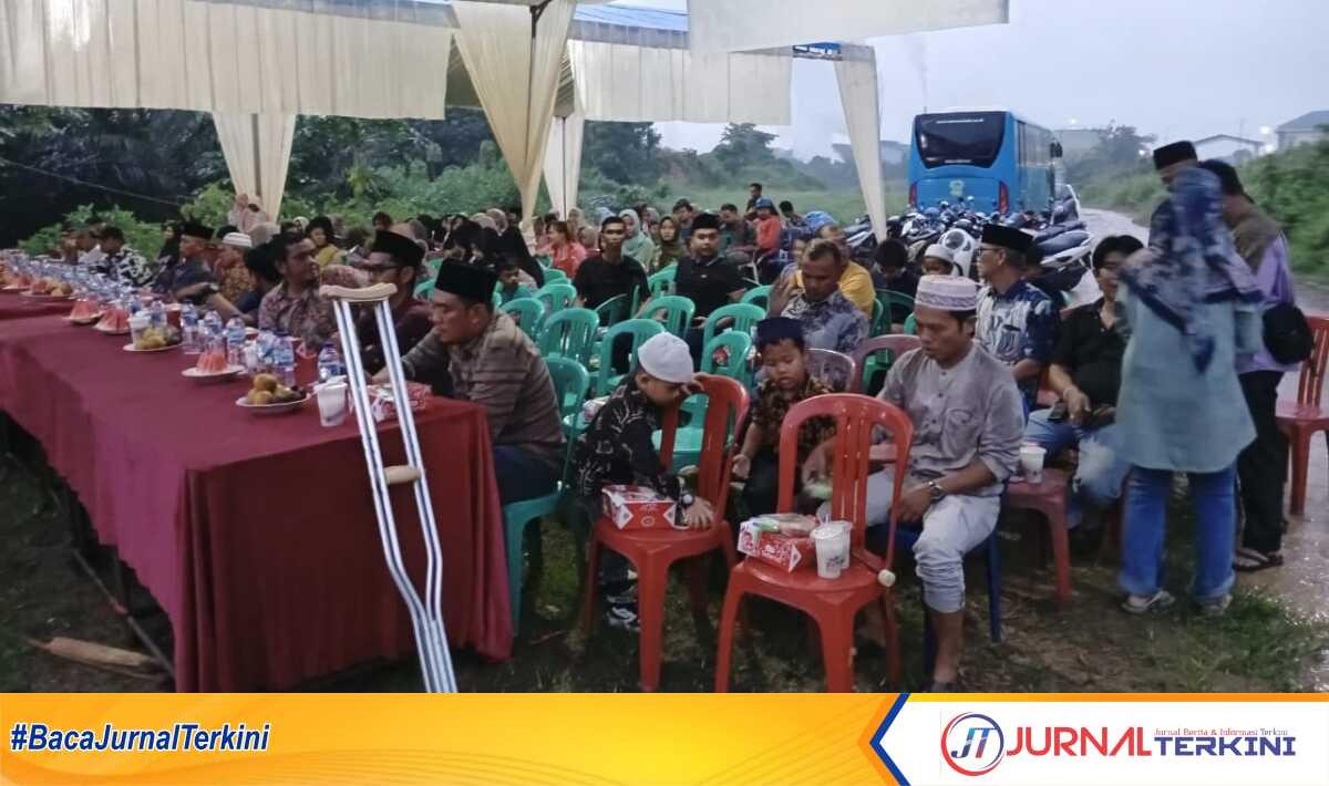 pt dsl berbuka puasa Suasana berbuka puasa bersama masyarakat yang digelar PT Dharmasraya Sawit Lestari (DSL) pada Rabu, 19 Maret 2025. (JurnalTerkini.id/Peri)