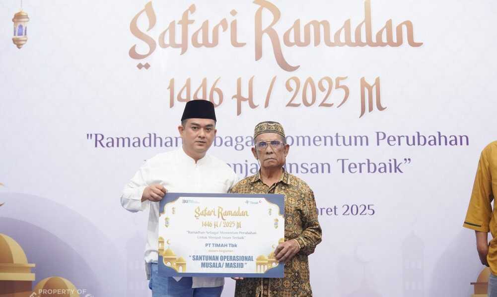 pt timah bantu rumah ibadah Direktur Pengembangan Usaha PT Timah Dicky Octa Zahriadi menyerahkan bantuan untuk Musala Al Falah di Kecamatan Gantung, Kabupaten Belitung Timur. (timah)