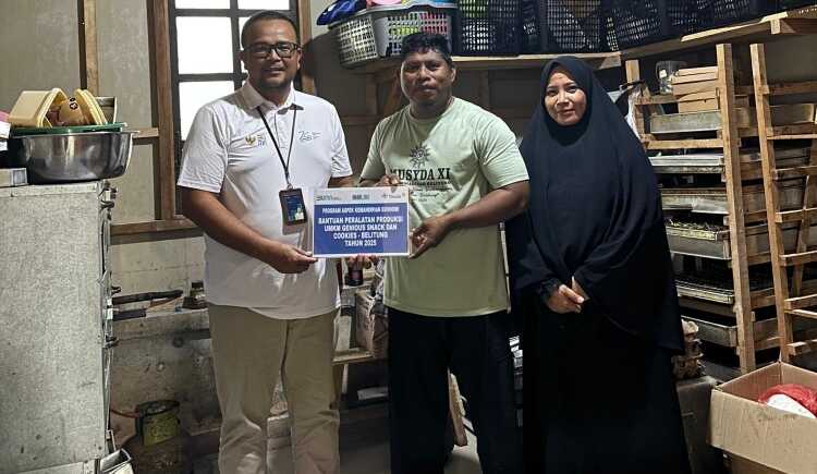 PT Timah menyerahkan bantuan untuk Genious Snack and Cookies guna mendukung peningkatan produksi dan pengembangan usaha. (Timah)