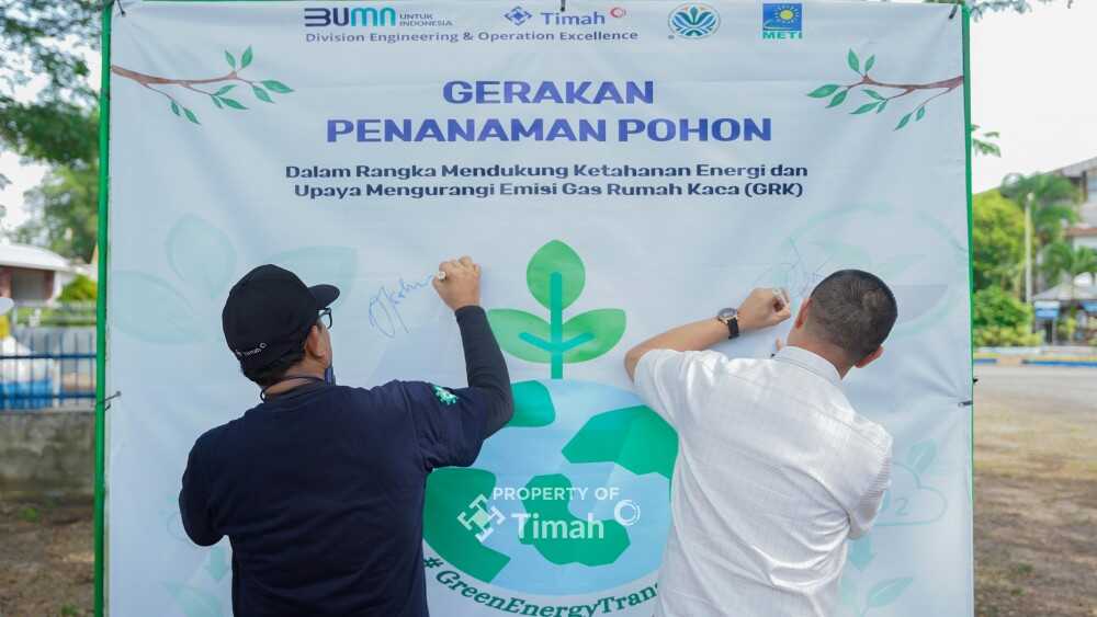 PT Timah Tbk bersama Forkompimda Bangka Belitung dan Kabupaten Bangka menaman 1.500 bibit pohon Angsana dikawasan perbengkelan Balai Karya PT Timah Tbk, Jumat (28/02/2025). (Timah)