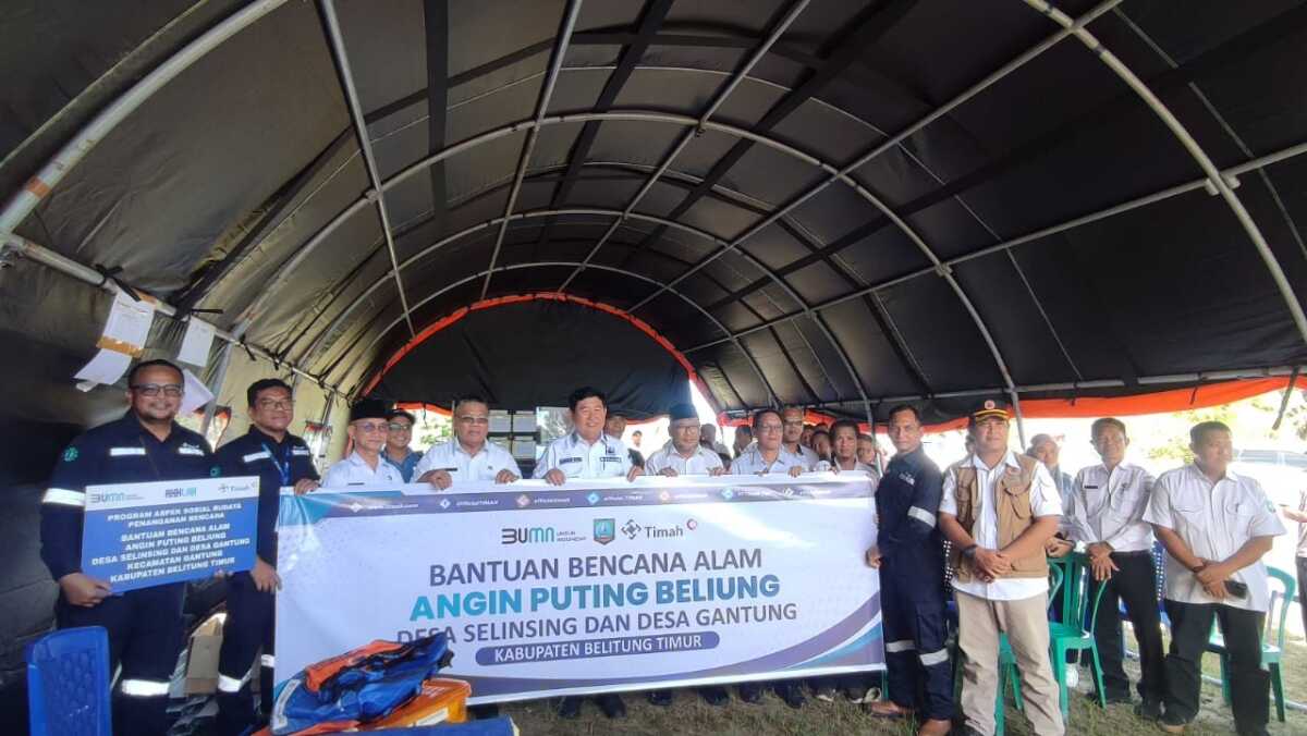 PT Timah Tbk menyalurkan bantuan bagi warga terdampak angin puting beliung yang melanda Desa Gantung dan Desa Selinsing, Kecamatan Gantung, Belitung Timur, Minggu (9/3/2025). (Timah)