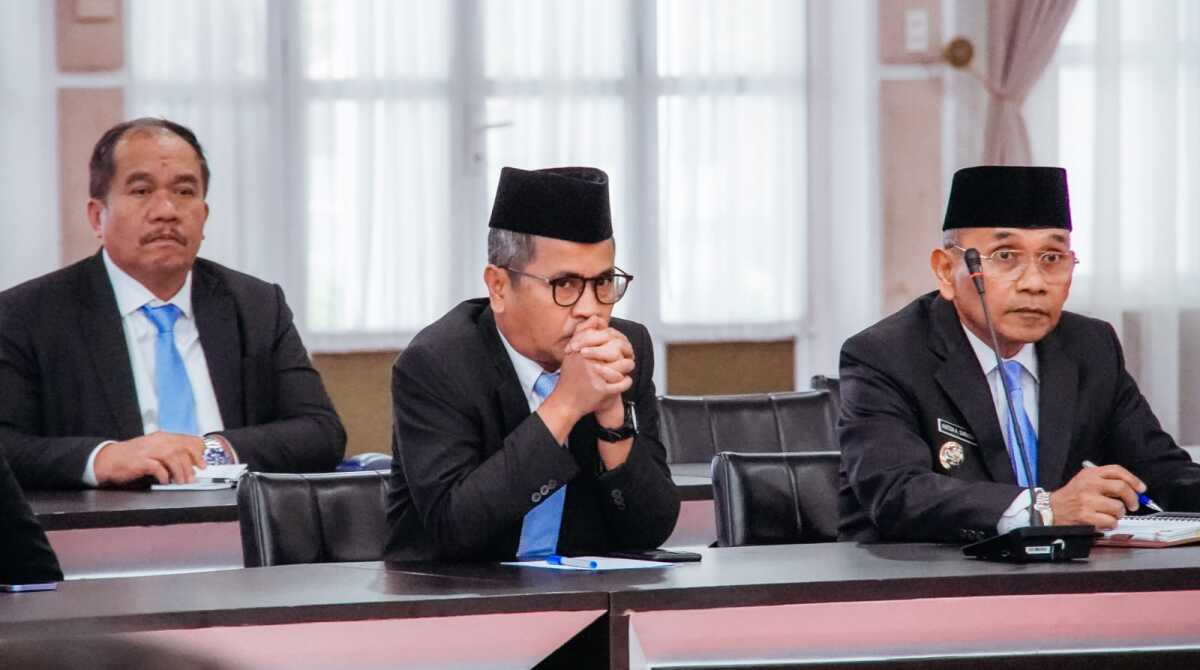 Bupati Asahan Taufik Zainal Abidin Siregar SSos MSi (kiri belakang) mengikuti Rapat Koordinasi (Rakor) Kepala Daerah se-Sumatera Utara di Aula Tengku Rizal Nurdin, Medan, Kamis (13/03/2025). (Diskominfo Asahan)