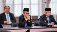Bupati Asahan Taufik Zainal Abidin Siregar SSos MSi (kiri belakang) mengikuti Rapat Koordinasi (Rakor) Kepala Daerah se-Sumatera Utara di Aula Tengku Rizal Nurdin, Medan, Kamis (13/03/2025). (Diskominfo Asahan)