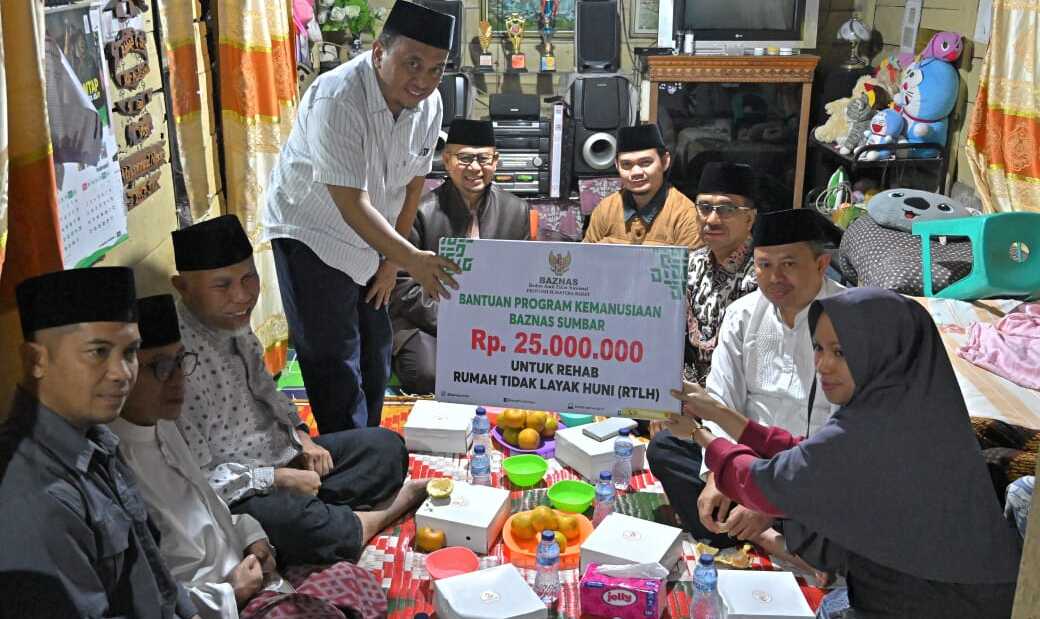 Gubernur Sumbar, Mahyeldi singgah Sahur kunjungi rumah warga di Bukittinggi memberikan bantuan beda rumah (RTLH), Kamis (13/03/2025).( Foto Adpim Sumbar).