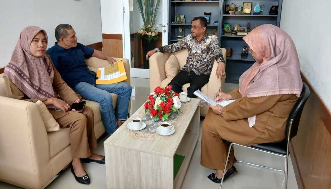 Wakil Ketua I Dewan Perwakilan Rakyat Daerah (DPRD) Dharmasraya, Sujito menyambangi DPRD Kota Padang, Selasa (4/2/2025). (Dokumentasi pribadi)