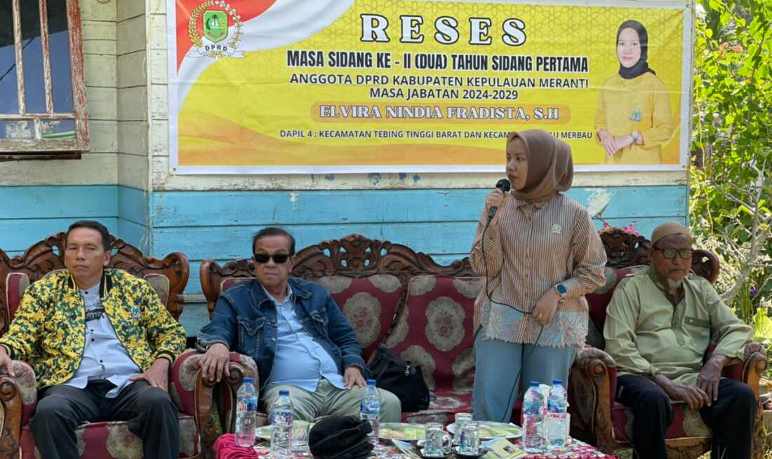 Anggota DPRD Kabupaten Kepulauan Meranti dari Fraksi Partai Golkar (Golongan Karya) Elvira Nindia Fradista, SH menggelar reses masa sidang II tahun sidang pertama di daerah pemilihannya, Desa Tanjung Peranap Kecamatan Tebing Tinggi Barat.(JurnalTerkini.id/Rahmat Arifin)