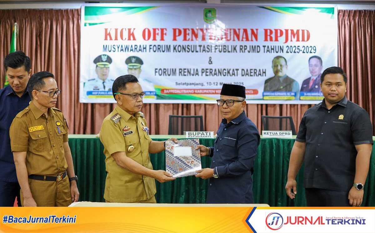 Bupati Kepulauan Meranti AKBP (Purn) H Asmar menyerahkan dokumen RPJMD 2025-2029 kepada Wakil Ketua I DPRD Ardiansyah, dalam acara Kick-Off dan Forum Konsultasi Publik Penyusunan Rencana Pembangunan Jangka Menengah Daerah (RPJMD) tahun 2025-2029, yang berlangsung Afifa Ballroom Selatpanjang, Senin (10/3/2025). (JurnalTerkini.id/Rahmat Arifin)