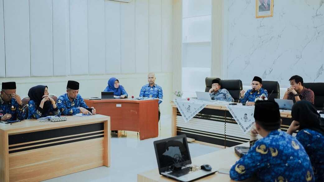 Wabup Chandra saat diskusi terkait RPJMP Kab Solok tahun 2025-2029, Senin (17/03/2025). (Foto DiskominfokabSolok)