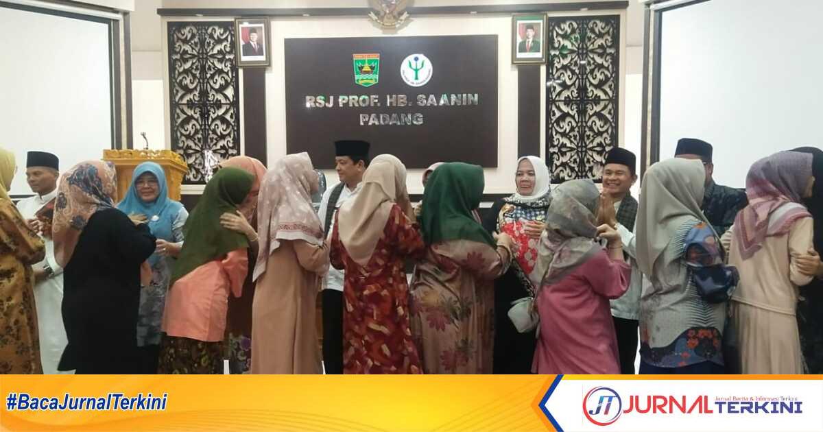 Pegawai RS J HB. Saanin Padang saling bersalaman dalam rangka menyambut Bulan Ramadhan, Jum'at (28/02/2025).( Foto: jurnalterkini.id/Diona)