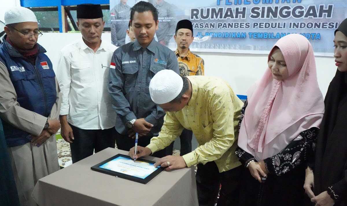Peresmian rumah singgah Panbes Peduli Indonesia di Jalan Pendidikan, Tembilahan, ini dihadiri langsung oleh Bupati Indragiri Hilir, H. Herman, SE, MT, bersama Ketua TP PKK Inhil, Hj. Katerina Susanti, SKM, pada Minggu (16/03/2025) sore.