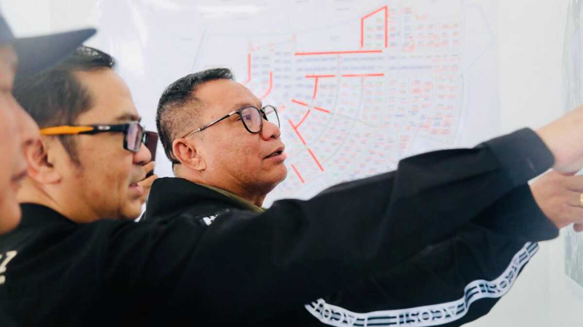 Anggota Bidang Investasi dan Pengusahaan (Deputi IV) BP Batam, Fary Djemy Francis meninjau pembangunan rumah baru untuk warga terdampak pengembangan Kawasan Rempang Eco-City yang berlokasi di Tanjung Banon, Kamis (20/3/2025). (Foto: humasbpbatam)