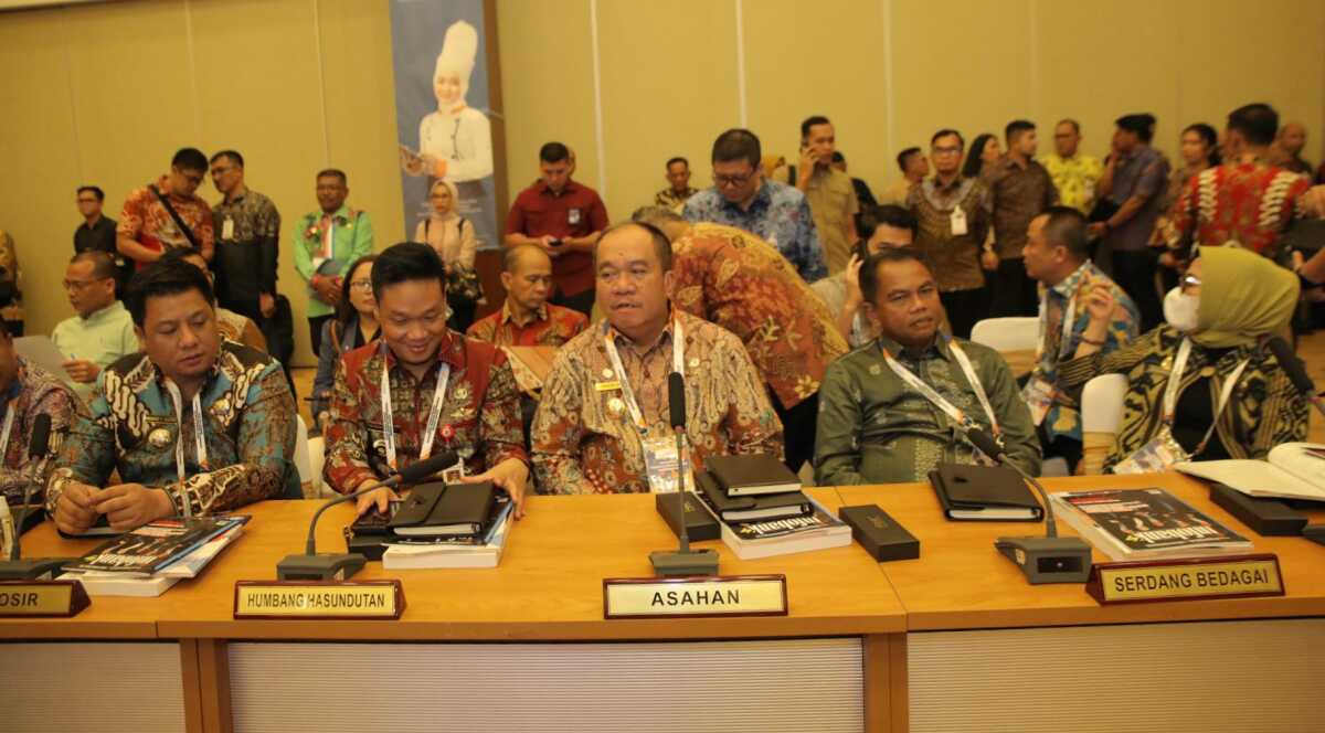 Bupati Asahan Taufik Zainal Abidin Siregar, S.Sos., M.Si bersama seluruh Kepala Daerah se-Sumatera Utara mengikuti Rapat Umum Pemegang Saham (RUPS) Tahunan Buku 2024 PT Bank Sumut. RUPS ini dibuka secara langsung oleh Gubernur Sumatera Utara M Bobby Afif Nasution di Lantai 10 Gedung Kantor Pusat Bank Sumut, Jalan Imam Bonjol, Medan, Kamis (20/03/2025). (Diskominfo Asahan)