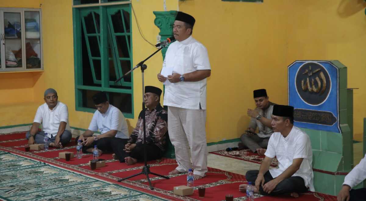 Bupati Asahan Taufik Zainal Abidin Siregar mengunjungi Masjid Baiturahman Desa Perkebunan Sei Balai Kecamatan Meranti, Selasa (11/03/2025) malam. (Diskominfo Asahan)