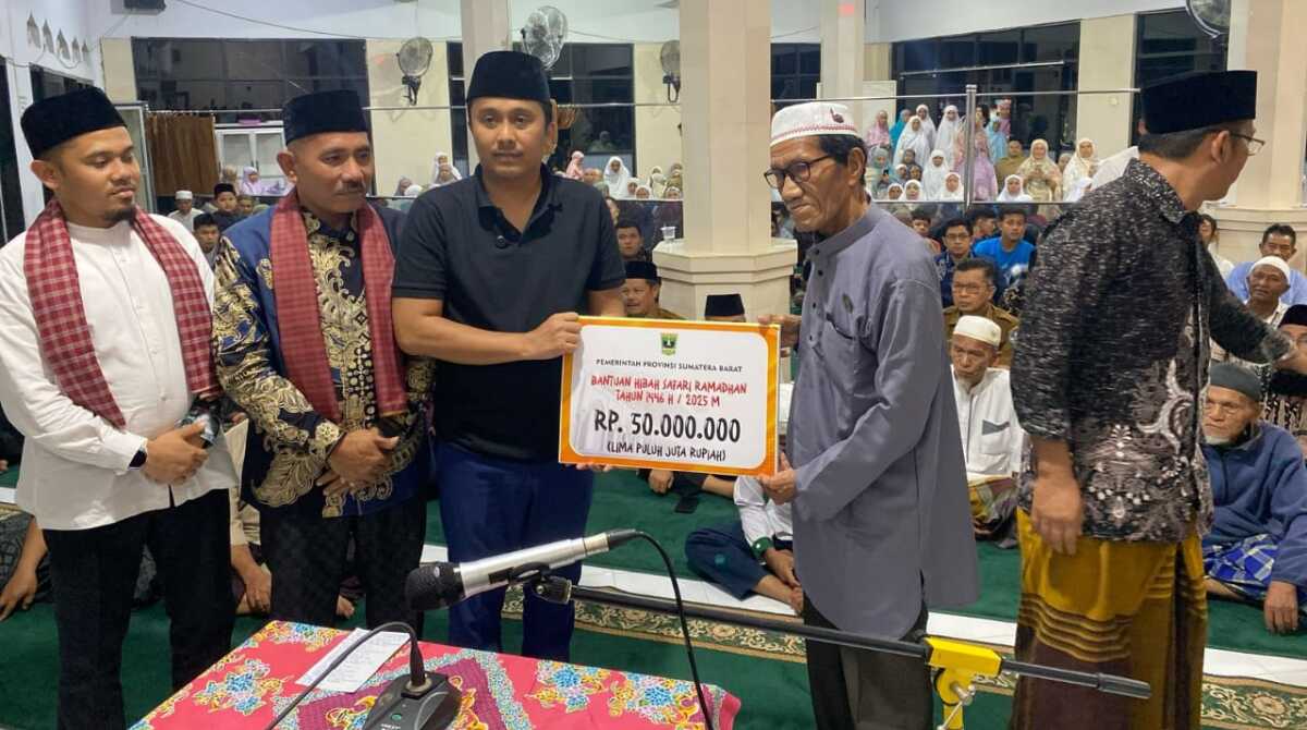 safari Ramadhan wagub Sumbar (1) Wagub vasco ruseime menyalurkan bantuan untuk merenovasi Masjid di Kabupaten Lima puluh kota, Senin (03/03/2025) ( foto Adpim Sumbar).