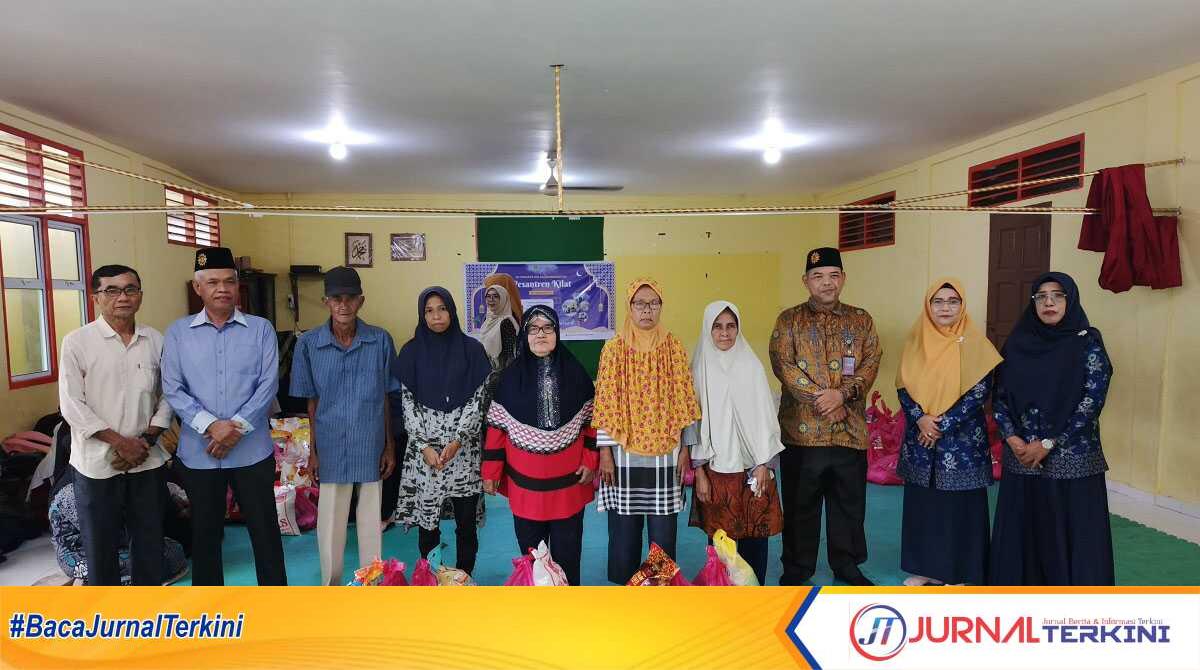 Foto bersama perwakilan warga yang menerima bantuan sembako, dalam acara pembagian paket sembako di SDS 016 Muhammadiyah Karimun pada Rabu (19/3/2025). (foto: dokuemntasi pribadi)