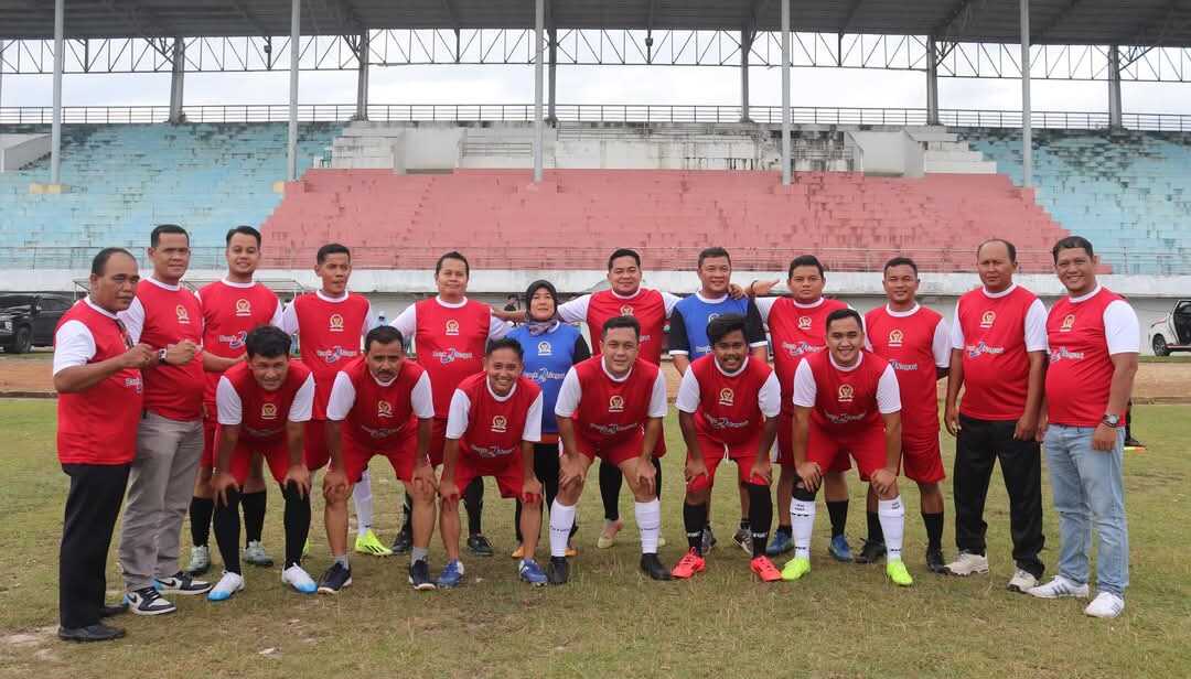 DPRD Kabupaten Dharmasraya ikuti lomba sepak bola antar OPD di Sport Center Koto Padang, Kecamatan Koto Baru, Senin (06/01/2025). (Dokumentasi pribadi)