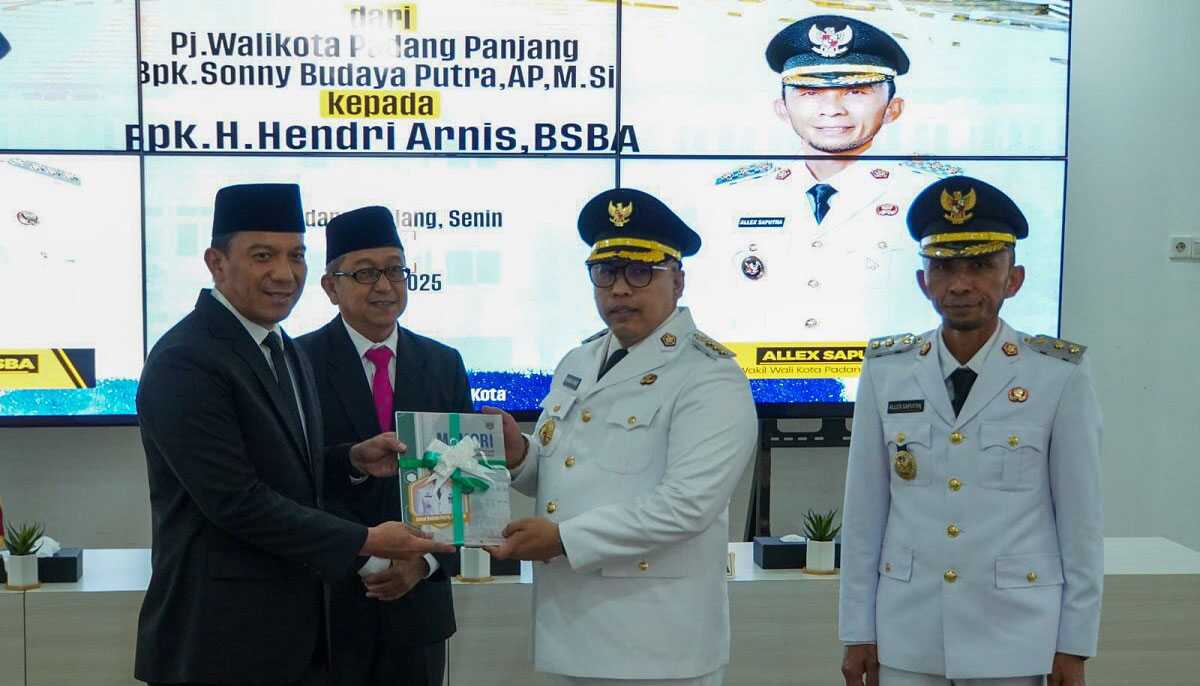 Walikota dan Wakil Walikota Padang Panjang pada acara Sertijab di Pendono Rumah Dinas Walikota, Senin (3/3/2025). (Foto: Diskominfo Kota Padang Panjang).