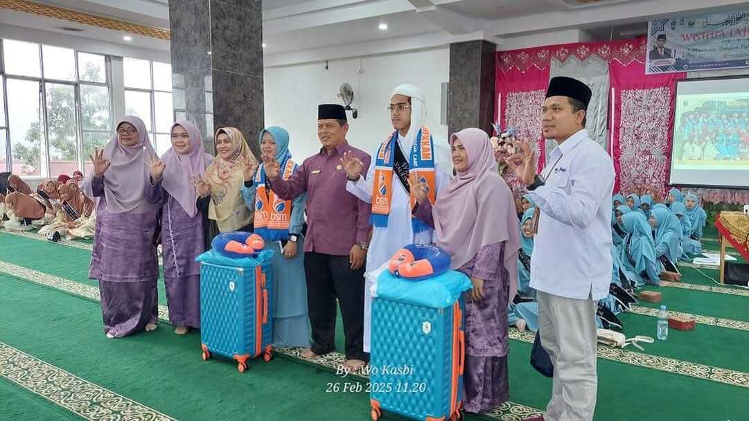 Hafal Al-Qur’an 30 Juz, dua siswa kelas 12 SMAN 1 Padang Panjang, Nabigh Syauqi dan Amelia Rahma mendapatkan hadiah umrah gratis dari sekolahnya. (dokumentasi pribadi)