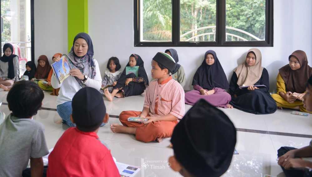 Sobat Aksi Ramadan 2025 PT Timah bersama Kementerian BUMN turut berbagi kebahagiaan dan keceriaan dengan anak yatim dan piatu di Desa Mayang, Kecamatan Simpang Teritip, Kabupaten Bangka Barat melalui kegiatan menggambar dan membaca buku bersama. (Timah)