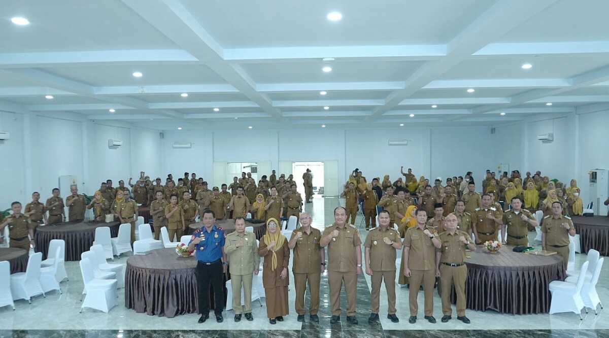 Bupati Asahan Taufik Zainal Abidin Siregar, S.Sos., M.Si bersama Wakil Bupati Asahan Rianto, SH., MAP ikuti Penyerahan SPPT PBB-P2 Tahun 2025 Kabupaten Asahan yang diselenggarakan oleh Badan Pengelolaan Pendapatan Daerah (Bappenda) Kabupaten Asahan, kegiatan ini berlangsung di Aula Melati Kantor Bupati Asahan pada Selasa (25/03/2025). (Diskominfo Asahan)
