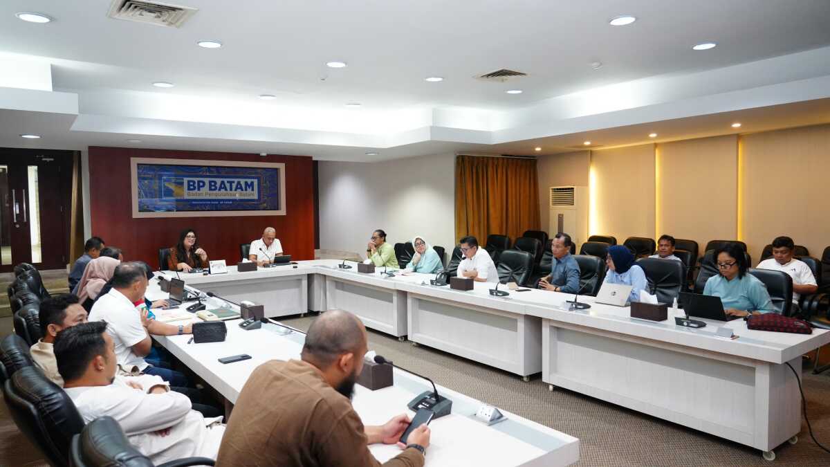 Anggota/Deputi Bidang Pelayanan Umum BP Batam, Ariastuty langsung menggelar rapat dengan BU SPAM BP Batam, untuk mencari solusi penyelesaian distribusi air ke daerah stres area, Kamis (13/3/2025). (Foto: humasbpbatam)