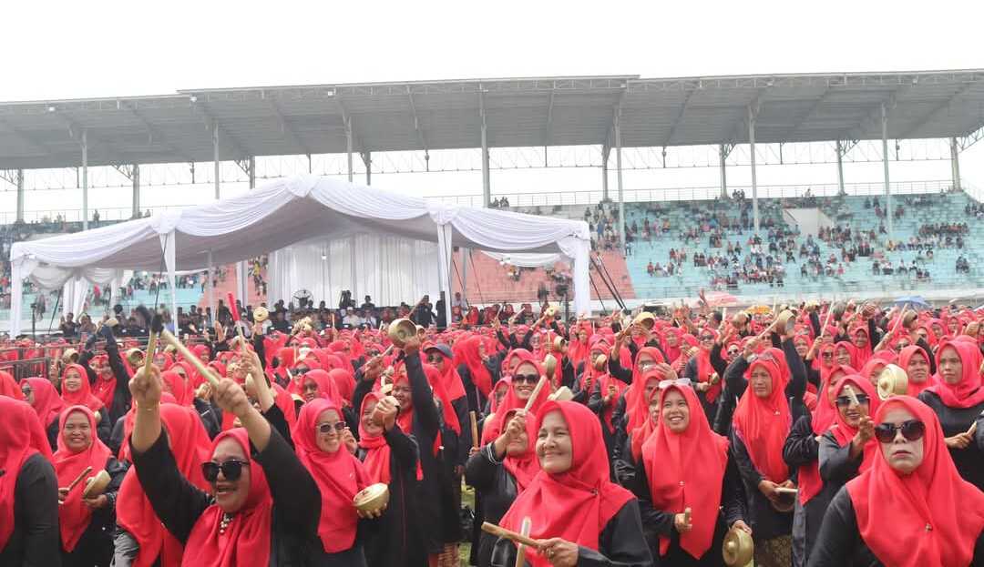talempong pacik Dharmasraya Pagelaran talempong pacik yang dimainkan oleh 1.690 Perempuan secara bersamaan di Sport Center, Koto Padang, Kecamatan Koto Baru, Jum'at (03/01/2025). (Dokumentasi pribadi)