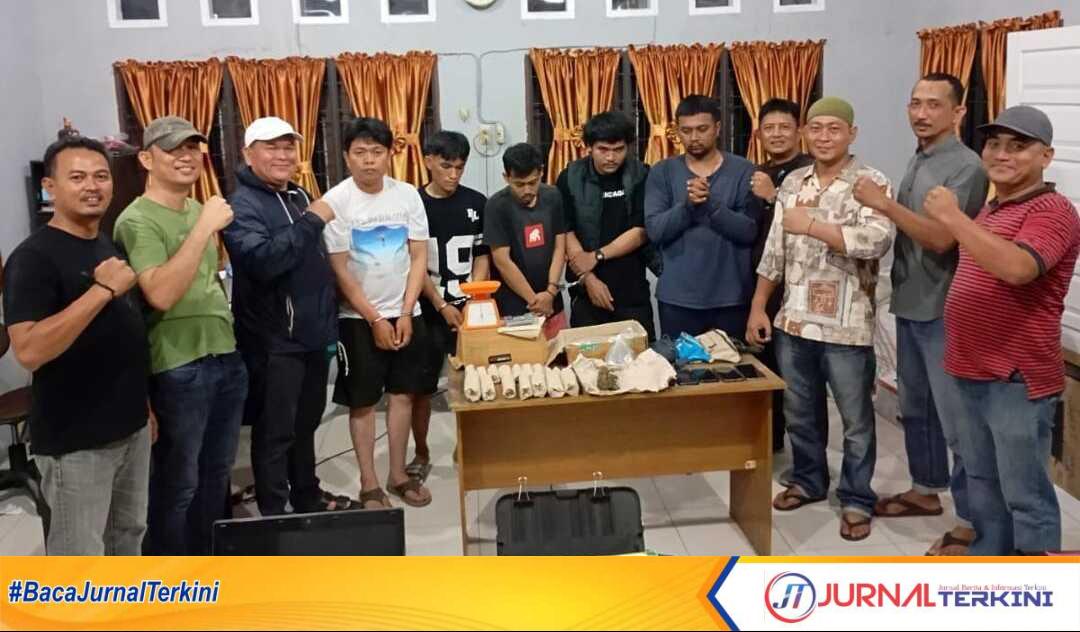 Para tersangka pengedar ganja (diborgol) sistem COD (pesan antar, red) diamankan di Mapolsek Kota Kisara, Asahan, Sumut. (JurnalTerkini.id/fran)