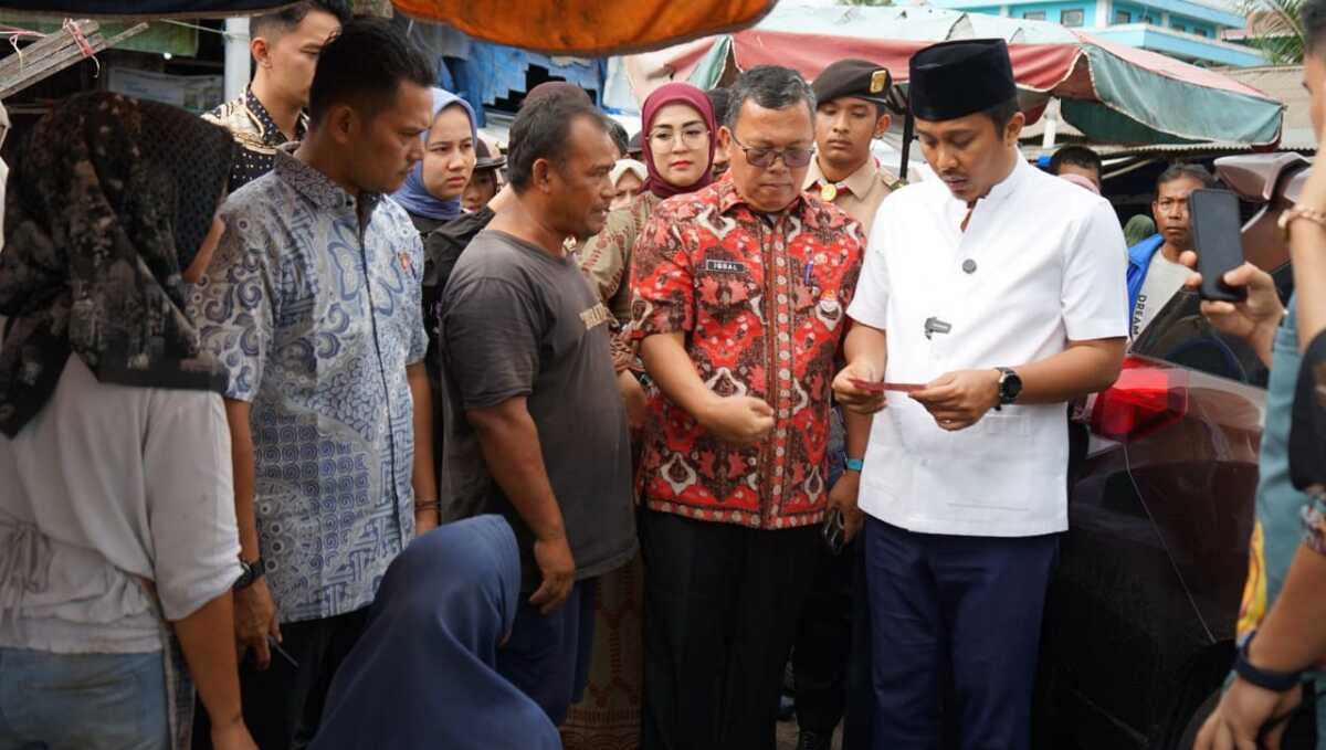 Wagub vasco ruseime menerima laporan masyarakat saat sidak di Pasar bandar Buat Kota Padang, Kamis (13/3/2025).( Foto Adpim sumbar).