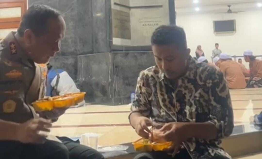 Momen Wagub Vasco dan Kapolda Sumbar saat berbuka puasa, Jum'at (21/03/2025). (Foto Adpim sumbar).