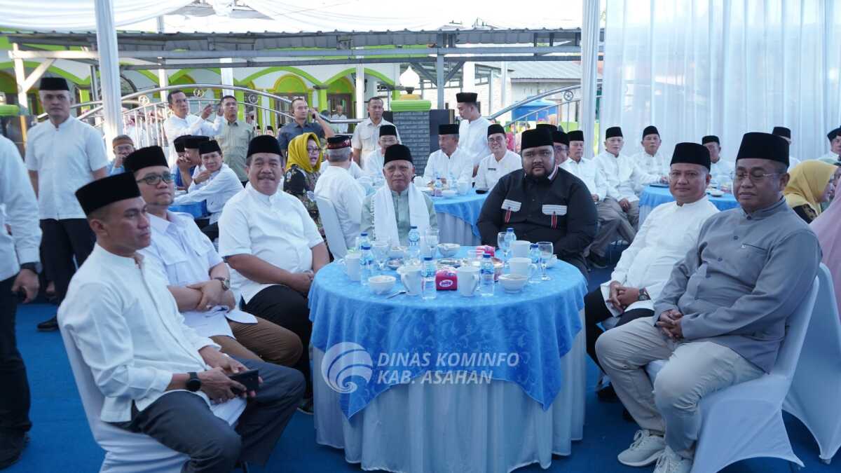 Bupati dan Wakil Bupati Asahan menyambut Wakil Gubernur Sumatera Utara beserta tim Safari Ramadhan Pemerintah Provinsi Sumatera Utara di Masjid Al Ikhlas Kelurahan Mutiara Kecamatan Kota Kisaran Timur, Senin (17/3/2025). (Diskominfo Asahan)