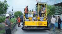 Wakil Bupati Asahan Rianto memantau pengerjaan pemeliharaan ruas jalan yang terdapat pada beberapa titik/spot jalan di wilayah Kabupaten Asahan, Senin (10/3/2025). (diskominfo asahan)