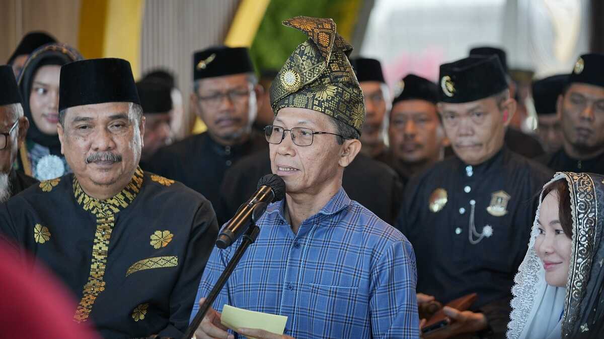 wali kota batam amsakar achmad Wali Kota Batam sekaligus Kepala Badan Pengusahaan Batam (BP Batam), Amsakar Achmad kembali tiba di Batam setelah menyelesaikan Retret Kepala Daerah di Magelang pada Sabtu (1/3/2025). (foto: humasbpbatam)