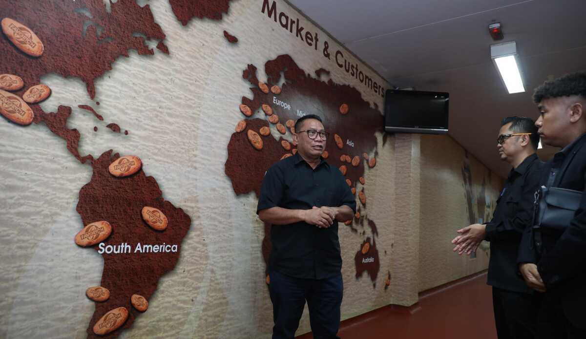 Asia cocoa Indonesia Anggota/Deputi Bidang Investasi dan Pengusahaan BP Batam, Fary Djemy Francis melakukan kunjungan kerja ke PT Asia Cocoa Indonesia, di Kawasan Industri Tunas Batam Center, Kamis (17/4/2025). (Foto: humasbpbatam)