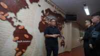 Anggota/Deputi Bidang Investasi dan Pengusahaan BP Batam, Fary Djemy Francis melakukan kunjungan kerja ke PT Asia Cocoa Indonesia, di Kawasan Industri Tunas Batam Center, Kamis (17/4/2025). (Foto: humasbpbatam)