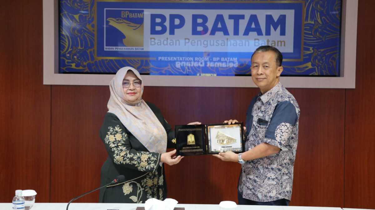 Anggota/Deputi Bidang Administrasi dan Keuangan BP Batam, Alexander Zulkarnain menyerahkan cinderamata kepada Ketua Komisi III DPR Aceh, Aisyah Ismail pada Kamis (17/4/2025) di Marketing Center BP Batam. (Foto: humasbpbatam)