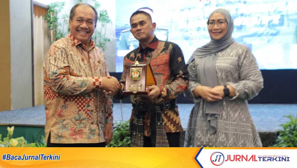 Bupati Asahan berkesempatan memberikan cinderamata kepada Danrem 022/PT Kolonel Inf. Agus Supriyono dan istri Ny. Airin Agus Supriyono. (Diskominfo Asahan)
