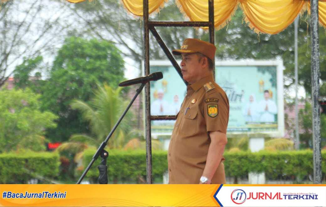 Bupati Inhil H Herman saat memimpin apel gabungan hari pertama masuk kerja (8/4/2025)