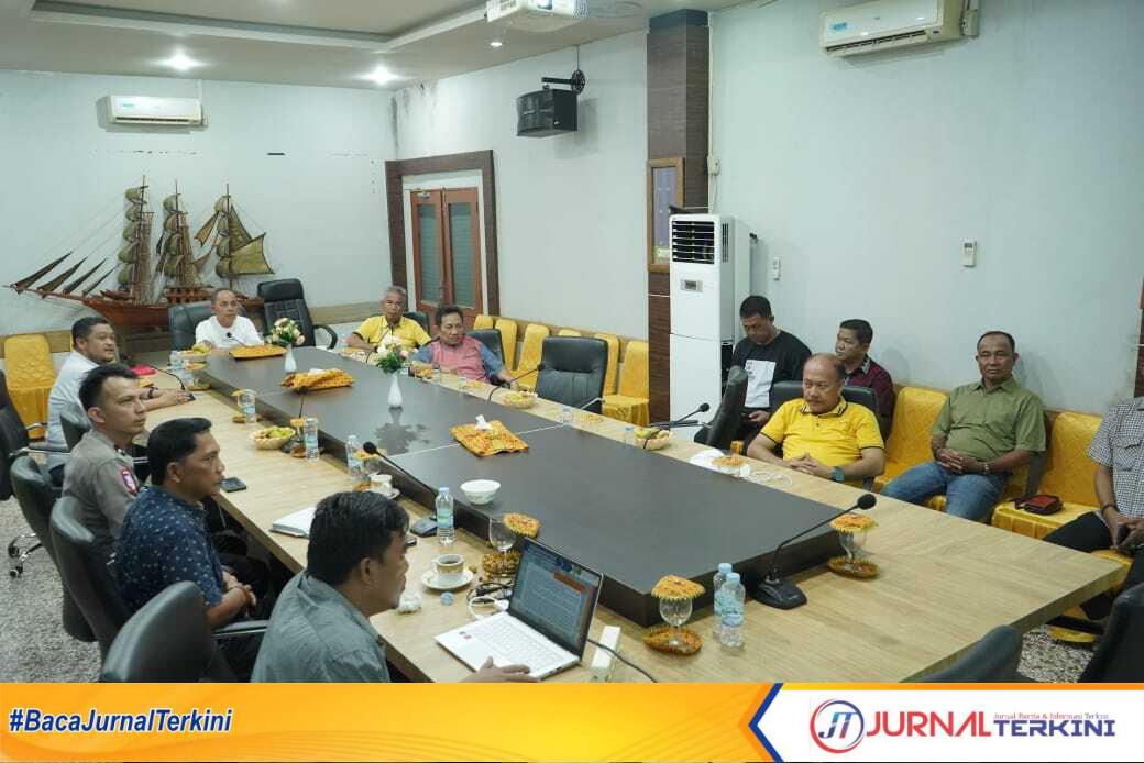 Ket foto: Bupati Inhil, Haji Herman, pimpin rapat evaluasi angkutan barang di rumdis Bupati