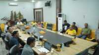 IMG-20250421-WA0003 Ket foto: Bupati Inhil, Haji Herman, pimpin rapat evaluasi angkutan barang di rumdis Bupati