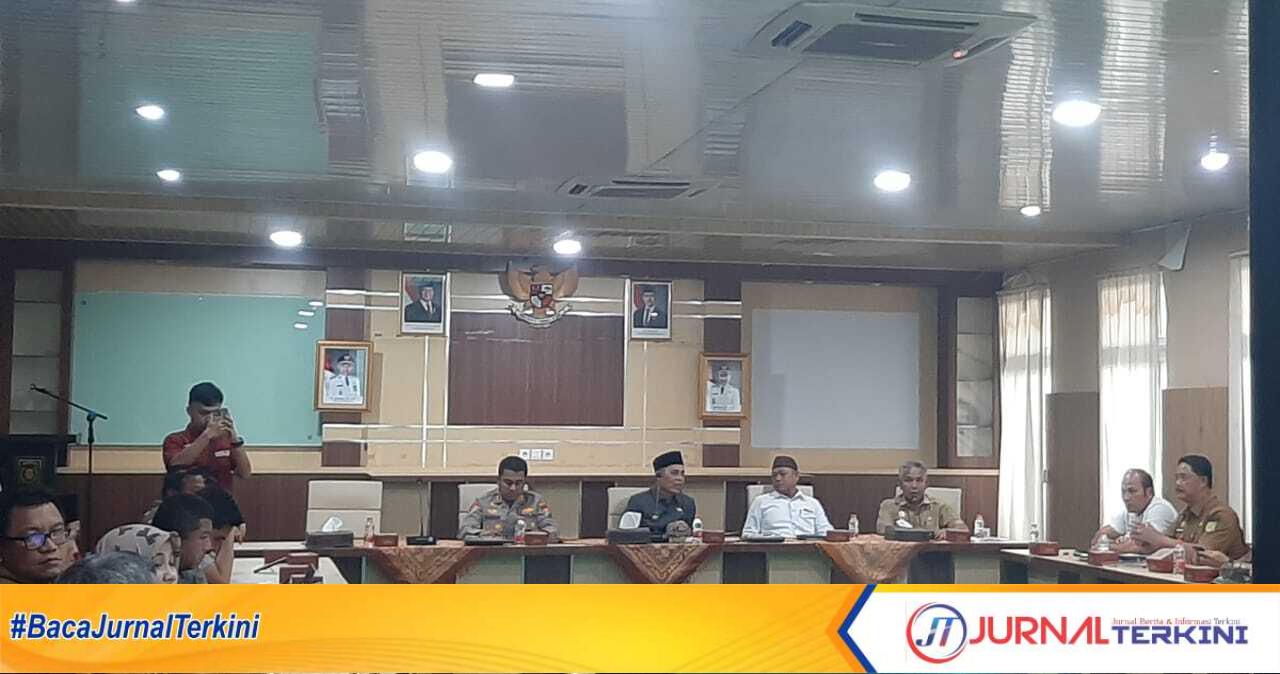Ket foto: Bupati Inhil, Haji Herman, pimpin rapat penyelesaian kerusakan kebun masyarakat akibat hama kumbang diduga dari PT PWP, Senin (21/5/2025).