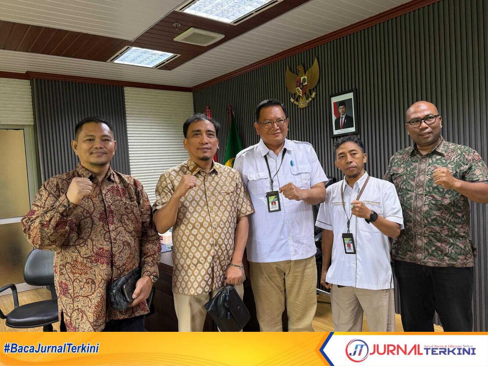 H Ikbal Sayuti anggota DPRD Provinsi Riau komisi II saat melakukan kunjungan resmi ke Kementerian Pertanian Republik Indonesia. Kunjungan ini merupakan bagian dari upaya serius memperjuangkan nasib petani kelapa,