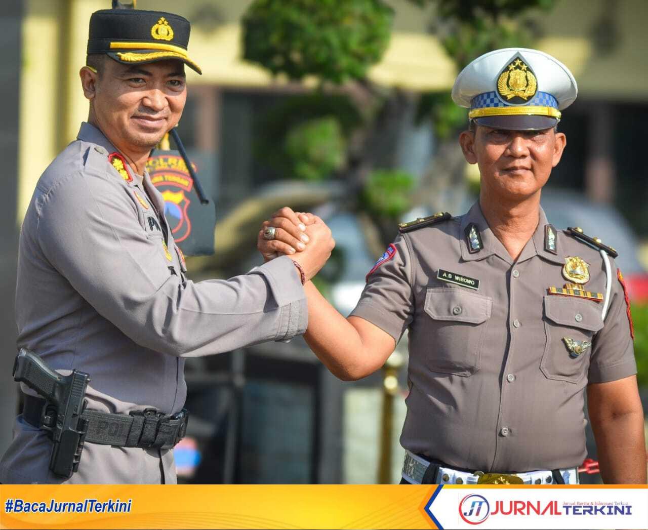 Kapolres Tegal Kota, I Putu Bagus Krisna Purnama beri ucapan salamat ataa kenaikan pangkat Aiptu AB Wibowo, Rabu 30/04/2025. (Foto: Hms Polres Tegal Kota)