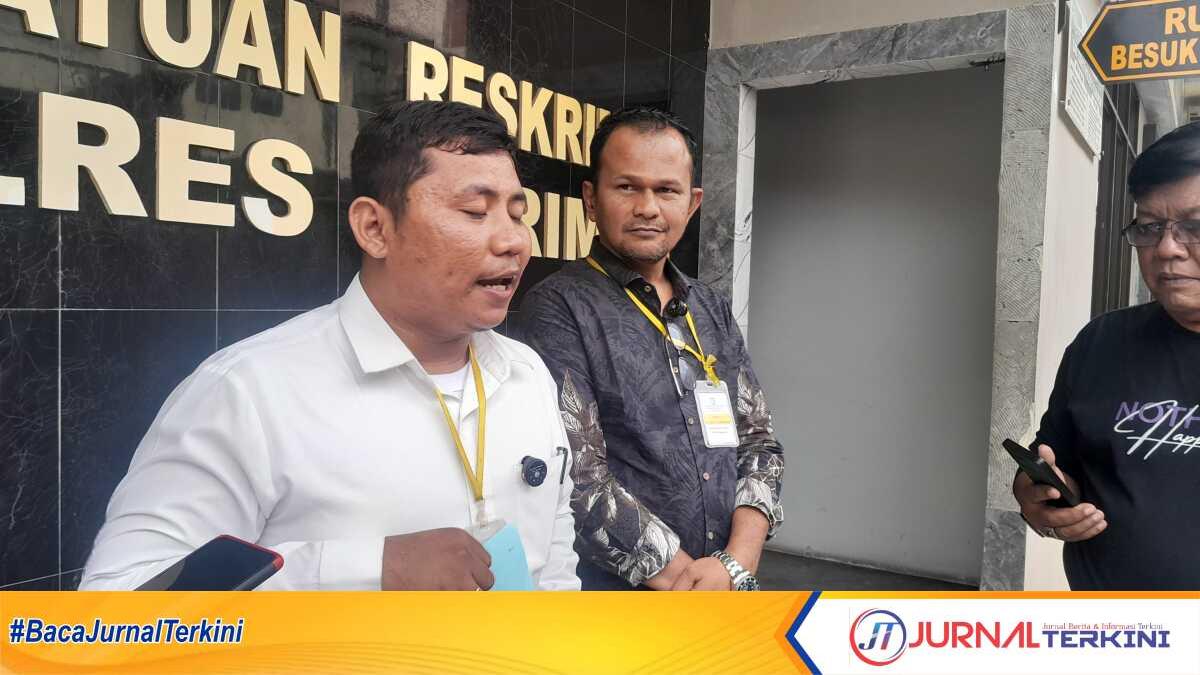 Iskandar Tanjung (kanan) dan kuasa hukumnya Ronal Barimbing memberikan keterangan kepada wartawan di Mapolres Karimun, Rabu (23/4/2025). (JurnalTerkini.id/rusdi)