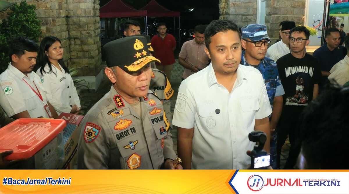 Kapolda Sumbar cek pos pam lebaran Kapolda sumbar Irjen. Pol. Gatot Tri Suryanta, melaksanakan pemantauan dan pengecekan Pos Pengamanan Operasi Ketupat singgalang 2025, pada malam takbiran, Minggu (30/03/2025). (JurnalTerkini.id/Amryan)