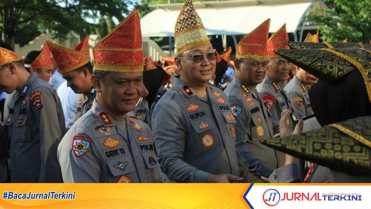 Kapolda sumbar halal Bihalal Kapolda Sumbar, Irjen Pol. Gatot Tri Suryanta memimpin kegiatan Halal Bihalal bersama seluruh personel Polda Sumbar, bertempat di lapangan apel Mapolda Sumbar, Rabu (9/4/2025). (JurnalTerkini.id/Amryan)
